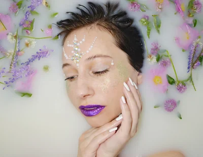 la jeune fille dans le bain